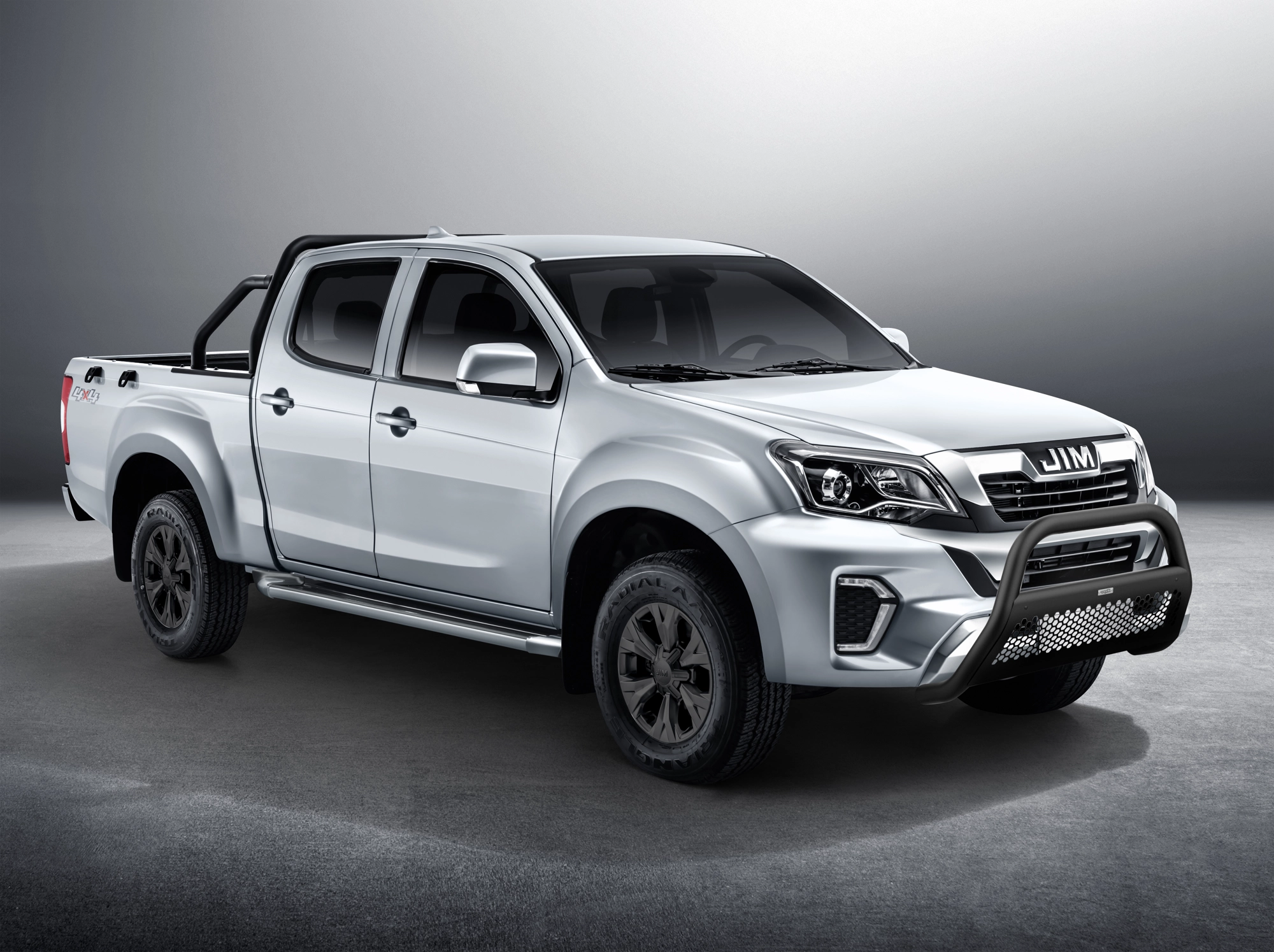 JIM REMAX blanco con bumper protector frontal en fondo de estudio