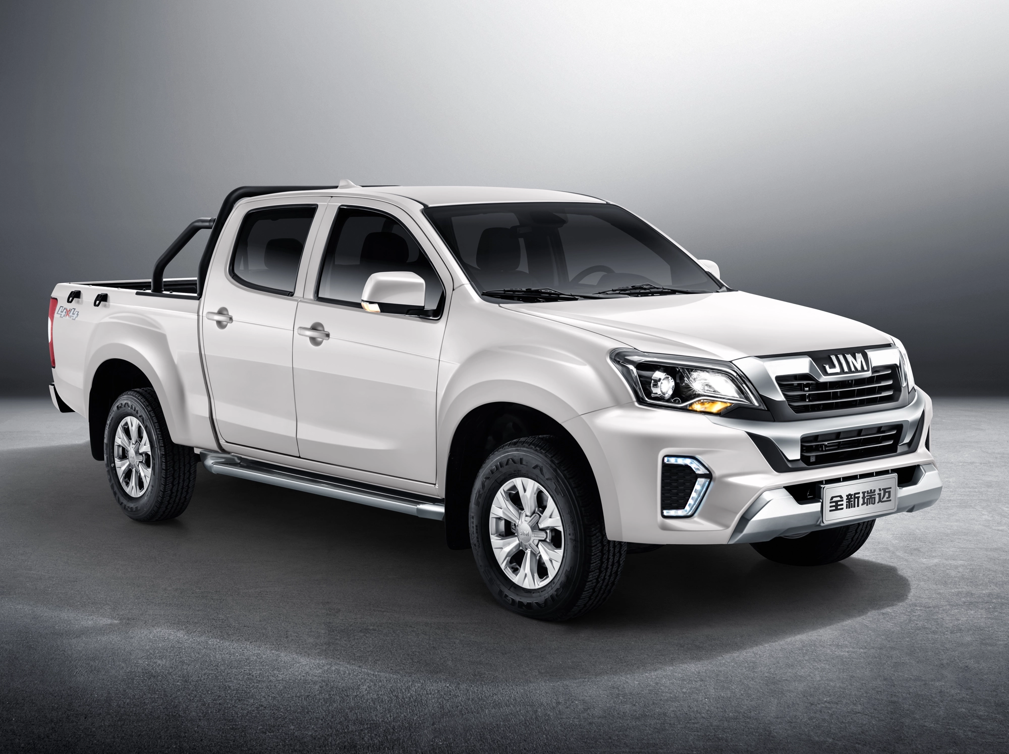 Vista frontal lateral de la pickup JIM REMAX blanca sobre fondo gris neutro