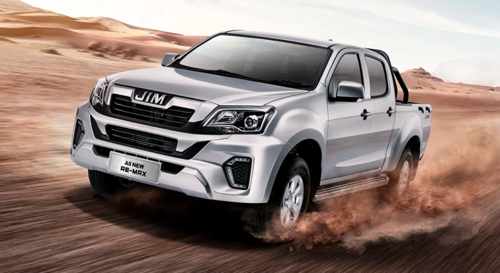 Pickup JIM REMAX EXTREMO avanzando con fuerza sobre un terreno desértico