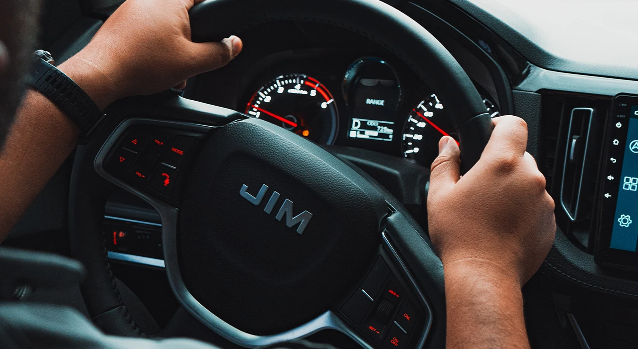 Manos al volante de pickup JIM Remax Automático con tablero digital
