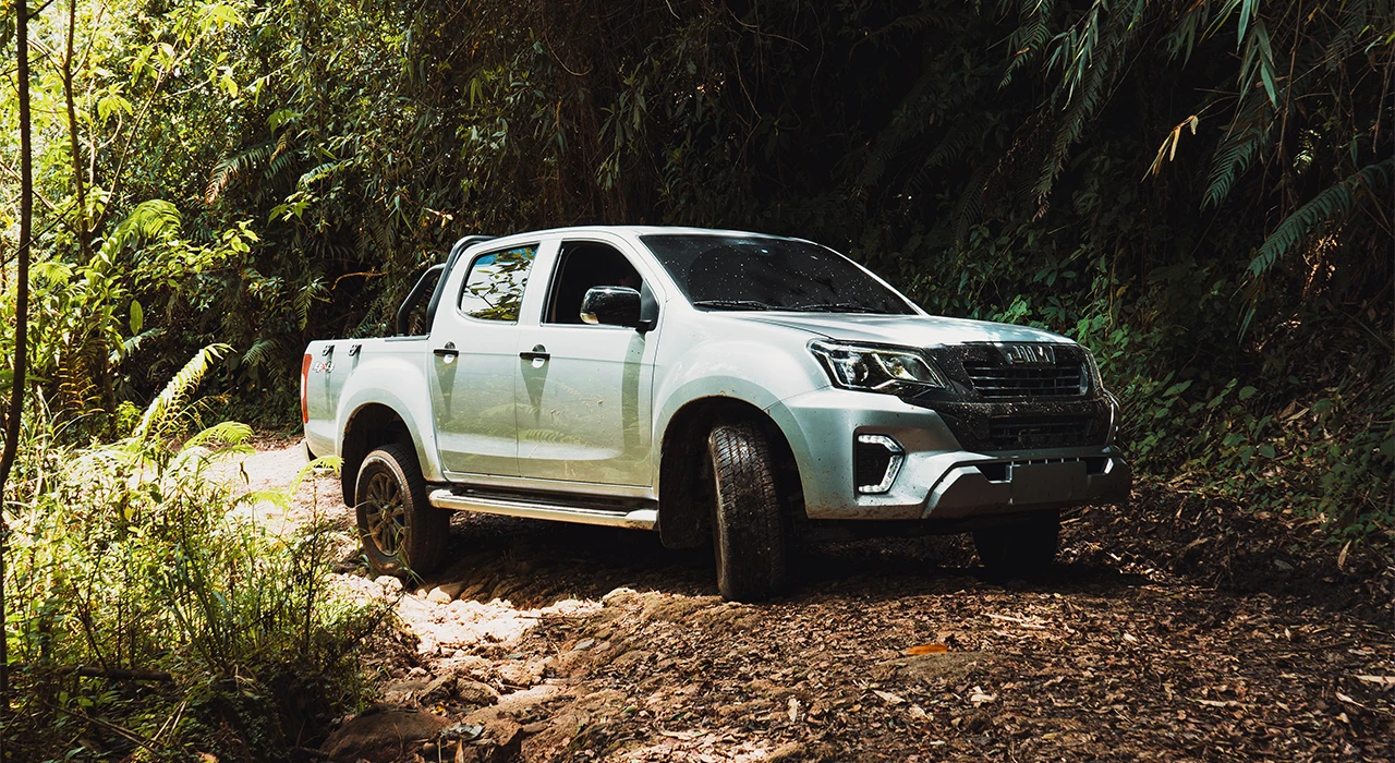 Pickup JIM Remax Automático 4x4 color gris frontal en camino de tierra en Guatemala