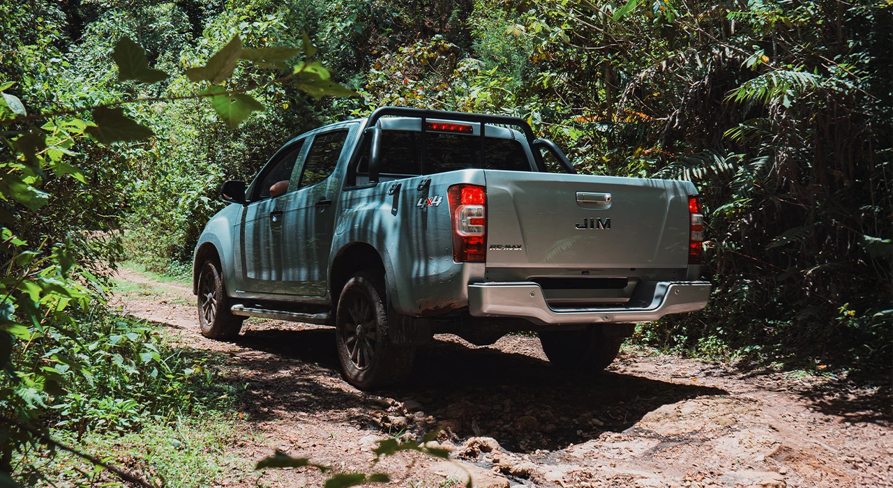 Pickup JIM Remax Automático 4x4 color gris en camino de tierra en Guatemala